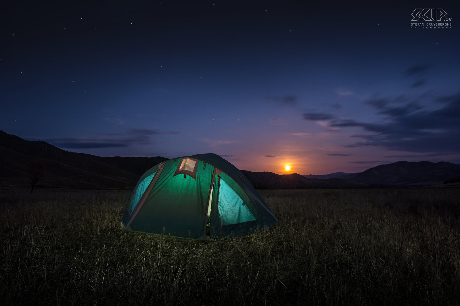Khan Khentii - Tent bij volle maan We kampeerden en sliepen in een tent dus probeerde ik de laatste avond een nachtfoto te maken van onze verlichte tent en de opkomende volle maan. De dag nadien vertrokken we terug naar huis.  Stefan Cruysberghs